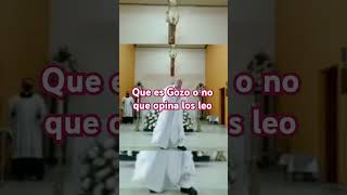 Los leo a todos que opina de este sacerdote Bailando [upl. by Akerdnahs]