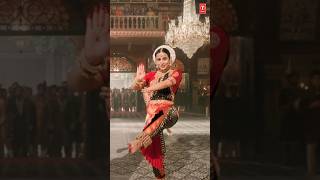 Vidya Balans Iconic Dance on Ami Je Tomar 30😍  Bhool Bhulaiyaa 3  Shreya Ghoshal [upl. by Yclehc]