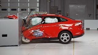 2013 Ford Focus 4door driverside small overlap IIHS crash test [upl. by Ormond]