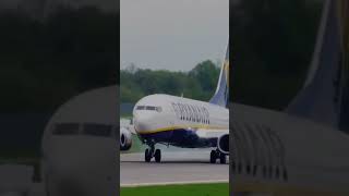 Ryanair pilots caught landing smooth 🤨🎥 aviation aviationmemes ryanairlanding ryanair shorts [upl. by Chun]