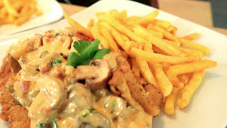 Schnitzel mit Pilzrahmsoße Rezept  Jägerschnitzel  Champignonrahmsauce kochen  Pommes [upl. by Lilli]