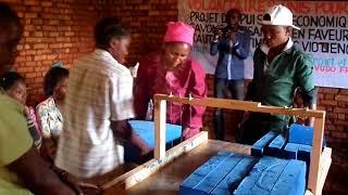 Formation en technique de fabrication des savons locaux Coupe bloc du savon en barres des savons [upl. by Yenruoj]