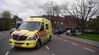 Fietser gewond na aanrijding met auto in Almelo [upl. by Nicolais]