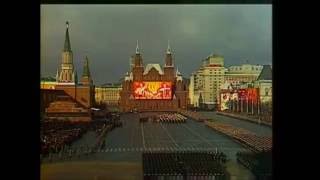 Himno de la URSS sonando en la Plaza Roja de Moscú en 1980 Subtitulado [upl. by Aicekat]