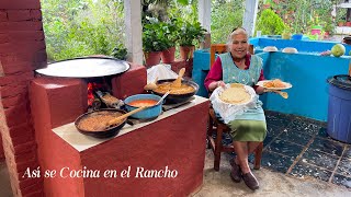 Con Esta Comida Completa Comemos Todos Buena y Barata Chicharrón Con Papas y Nopalitos en Salsa [upl. by Filberte662]