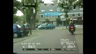 Blik op de Weg OFFICIAL  Fragment Brommerrijder wil een wheelie maken [upl. by Oetsira]