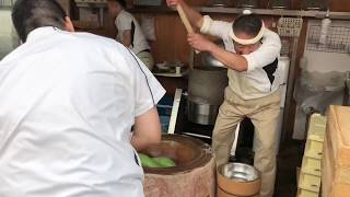 Lo spettacolo della preparazione dei Mochi a Nara [upl. by Reilamag]