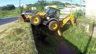 Retroescavadeira JCB 4CX descendo no córregoJCB 4CX backhoe loader going down stream [upl. by Moffat112]