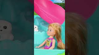 BARBIE 💦 Chelsea y sus Amigos se divierten en la Piscina de la Casa del árbol 🌲 CAT JUGUETES 😻 [upl. by Nylemaj]