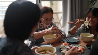 Famille heureuse mangeant de la nourriture japonaise à la maison [upl. by Ataliah]