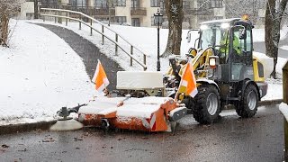 Radlader WL32 mit Kehrmaschine  Wacker Neuson [upl. by Weinhardt]