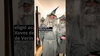 Así se hace campaña en Verín Rueda se transforma en Gandalf el Gris en el Xoves de Comadres [upl. by Aleacim]