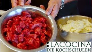 Gulasch vom Rind kochen nach altem deutschem Rezept  Der Klassiker  La Cocina die Kochschulen [upl. by Sucramal]