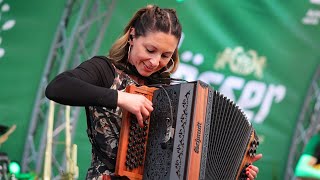 Claudia Hinker spielt die „Mooskirchner Polka“ gemeinsam mit „Die Lauser“ auf der Kaiser Wiesn [upl. by Moitoso]