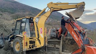 30 Ton hıtachı ekskavatör pompa keçesi patladı Cat lastikli kepçe ile pom ile pompayı aldık [upl. by Sucram]