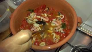 Ricetta casalinga Abruzzese spaghetti allo scoglio cucinato da Donna Rosa [upl. by Leuqer]