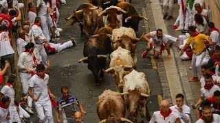 España  Miles de personas participan en el primer encierro de San Fermín en Pamplona [upl. by Helaina]