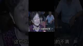 無賴大媽跳廣場舞擾民，叫囂有種送我進醫院，小伙持鐵棍滿足心愿 社會百態 真實事件 社會熱點 人性解讀 社會趣聞 [upl. by Sorips]