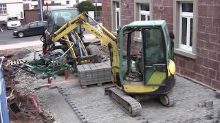 Betonsteine legen mit Hunklinger Pflastergreifer am Yanmar SV17 Minibagger  excavator paver laying [upl. by Nitnert]