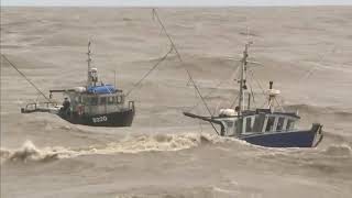 Video increible 2 barcos de pesca en mares extremadamente agitados [upl. by Burdelle27]