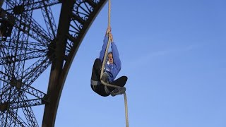 Extremsportlerin Anouk Garnier gelingt Weltrekord am Eiffelturm [upl. by Ahtabat]