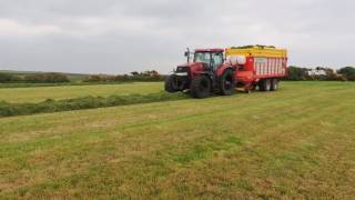 Pottinger 6010 Silage Wagon in West Cornwall on lumpy 1st cut silage 2017 [upl. by Ahsil129]