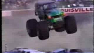 Grave Digger vs Kodiak Louisville Ken 1992 USHRA [upl. by Wetzell]