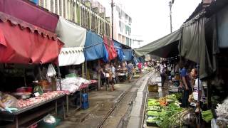 Thailand Zug fährt mittendurch Markt MaeKlong bei AmphawaThailand [upl. by Outhe675]