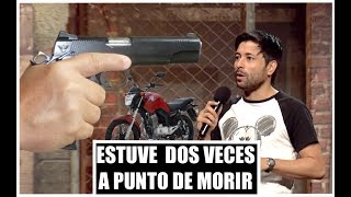 🇨🇴 ESTUVE DOS VECES A PUNTO DE MORIR 🔫 Comediantes Colombia MONÓLOGOS SIN PROPINA Adrián Parada [upl. by Ahtoelc225]