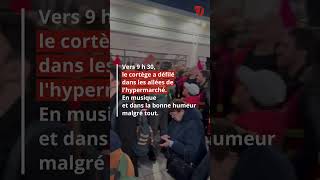 400 manifestants à Auchan nord à ClermontFerrand le magasin ferme ses grilles [upl. by Aerised]