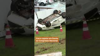 Carro capota em frente ao Congresso Nacional shorts [upl. by Temme265]