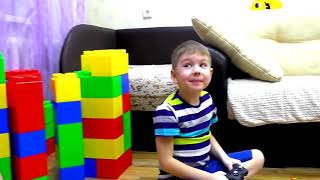 Рома и Хелпик играют в машинки Хелпик увеличил машинки kids play with toys [upl. by Romina649]