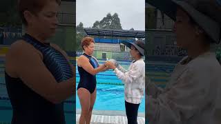 Cómo ponerle el gorro de natación a otra persona [upl. by Sansone97]