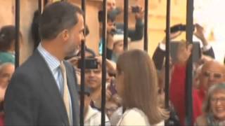 El rey Felipe VI reprende a la reina Letizia para que salude al populacho [upl. by Nosemyaj]