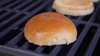 Ölz Brioche Burger Brötle mit gegrilltem Halloumi und Erdbeer Chutney [upl. by Josephine]