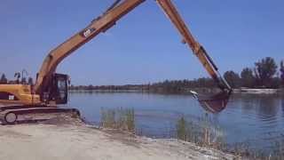 Excavatorul Cat 320D cu brat lung  scoate balast dintrun lac din Olt [upl. by Naujid]