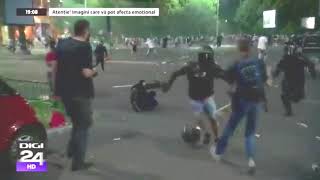 Motociclist doboară un jandarm INSTANT  piata victoriei 2018  anti psd eroul poporului roman [upl. by Lizzie842]