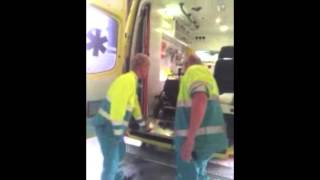 Ferno brancard uit ambulance halen [upl. by Roseann]