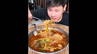 ก๋วยจั๊อุบล สีสันแดงนรกแตกเผ็ดๆ  ปังปอนด์Channel [upl. by Catie]