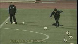 Quem reclamou da Jabulani Maradona dá espetáculo com bola da Copa [upl. by Yenreit]