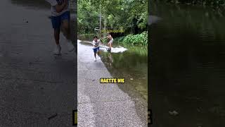 Jungs surfen bei HOCHWASSER 🌊🏄🏼‍♂️ [upl. by Boulanger409]