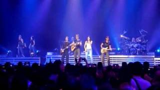 Laura Pausini  Medley Medley Cuando se ama Mi rubi lanimaLive in Paris 05 [upl. by Kavita]