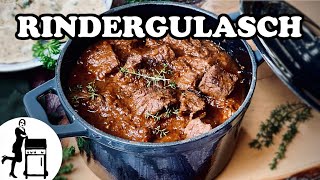 Rindergulasch  Klassisches Rezept  Die Frau am Grill [upl. by Fleta]