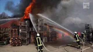 Lagerhalle geht in Flammen auf [upl. by Nommad]