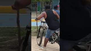 🔴De Moto nueva a moto vieja 🏍️💀🤣 colombia humor mundobox motos [upl. by Alimak]