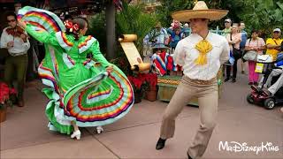 The Mexican Hat Dance El Jarabe Tapatío Latin dance lo hicieron bellamente Viva Mexico [upl. by Hilel935]