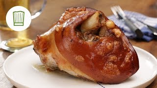 Knusprig gebratene Schweinshaxen aus dem Ofen  Chefkoch [upl. by Einhpets]