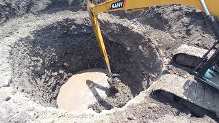 40ft long boom SANY Excavator Amazing well digging into water [upl. by Aelrac143]