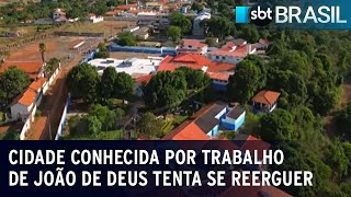 Cidade que ficou conhecida por trabalho de João de Deus tenta se reerguer  SBT Brasil 051223 [upl. by Eizeerb]