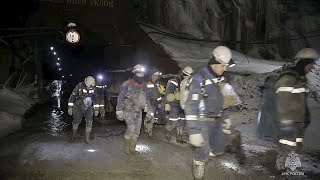 Rússia Esperança de resgatar 13 mineiros soterrados em mina de ouro é quase nula [upl. by Papst696]